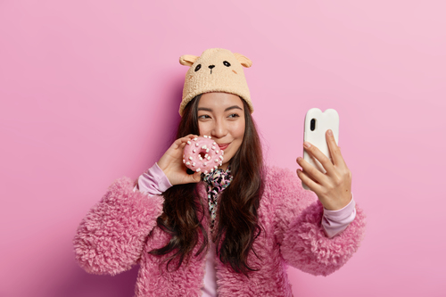 девушка с телефоном