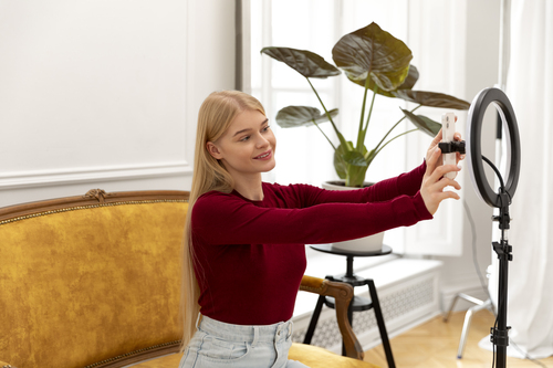 девушка с телефоном