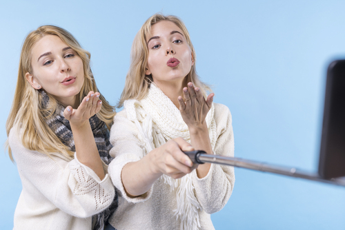 две девушки с телефоном