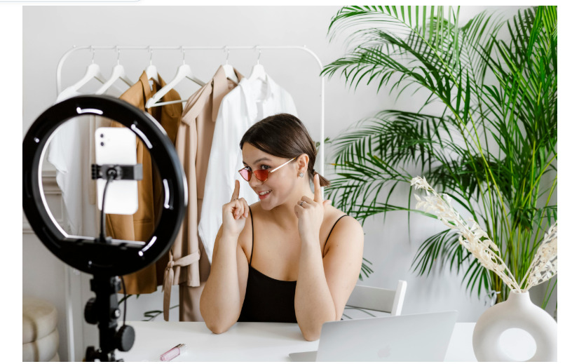 Девушка снимает видео на телефон