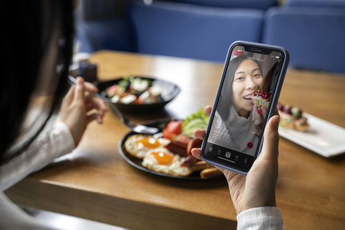 телефон в руке