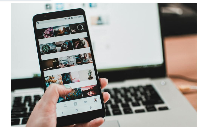 Телефон в руке, человек листает ленту